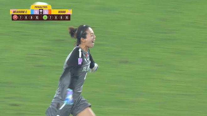 武漢女足門將陳晨替補登場，點球大戰(zhàn)撲點兩勝！